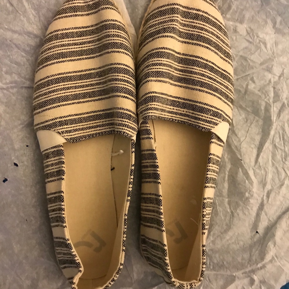 New Report flats. Size 10.